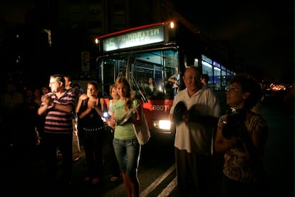 Protesta de los vecinos por los cortes de corriente de Barcelona en 2007.