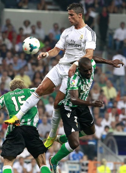  Ronaldo cabecea un balón entre Paulao y Perquis.