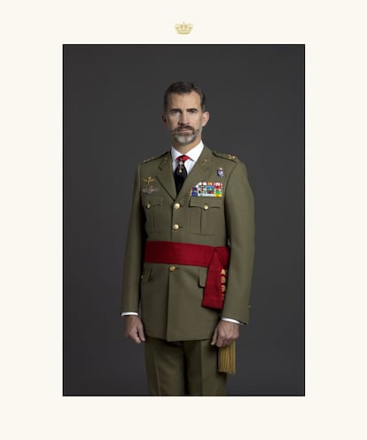 Estos retratos se distribuyen cuando se van a cumplir seis meses desde su proclamación, el pasado 19 de junio, tras la abdicación de su padre, el Rey Juan Carlos I. En la imagen, el Rey con el uniforme de diario para actos de especial relevancia de capitán general del Ejército de Tierra.