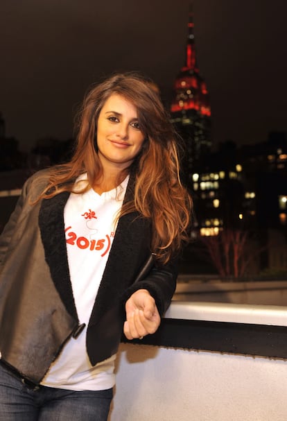 Penélope Cruz subió a los últimos pisos del Empire State Building, en Nueva York, en diciembre de 2010, con ocho meses de embarazo, para participar apoyar a su amigo Bono en un acto contra el sida organizado por RED.