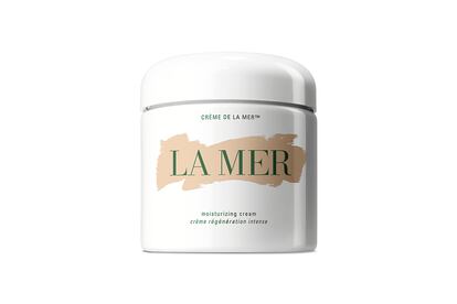 Crème, de La Mer 
El éxito de la legendaria Crème de La Mer reside en su poder de transformar la piel. En poco tiempo la firmeza mejora, las líneas de expresión y los poros disminuyen, dando a nuestra piel una inyección de juventud, visible incluso en las pieles más secas. Gracias al elixir rico en nutrientes Miracle Broth, la esencia de los increíbles poderes de transformación de La Mer, verás como la sensibilidad se calma restaurándose su luminosidad natural. Para optimizar su uso, calienta una pequeña dosis durante unos segundos entre las yemas de los dedos hasta que quede traslúcida y, a continuación, presione cuidadosamente sobre la piel. El resultado es adictivo. Precio: 160 euros (30 ml).