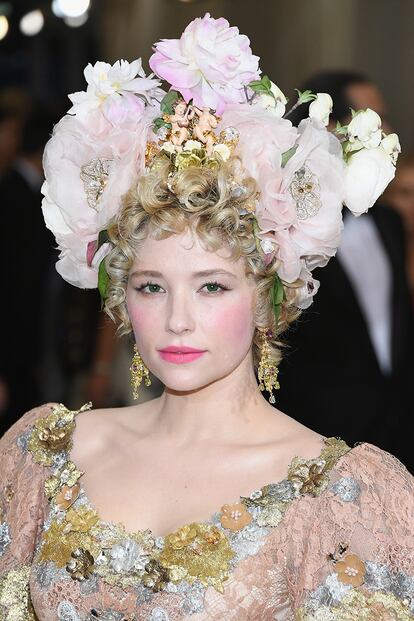 Haley Bennett se apuntó a la tendencia luciendo un impresionante tocado de flores en la pasada gala Met dedicada a Rei Kawakubo.