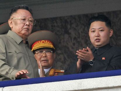 El líder norcoreano Kim Jong-il (izquierda) y su hijo y heredero, Kim Jong-un, en un desfile militar en Pyongyang el pasado 10 de octubre.