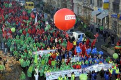 Los manifestantes sostienen globos de colores durante una marcha organizada por los principales sindicatos belgas, en una huelga nacional en 2011.EFE/Archivo