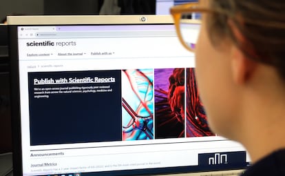 Una mujer consulta la web de 'Scientific Reports', la revista que más estudios publica cada año: unos 22.000 artículos en 2022.