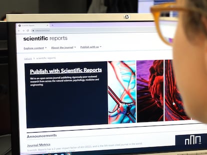 A woman consults the website of 'Scientific Reports,' the magazine that publishes the most studies each year: about 22,000 articles in 2022.
