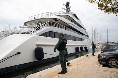 Agentes de la Guardia Civil custodian el yate 'Tango', supuestamente propiedad del oligarca ruso Víktor Vekselberg, embargado por un juez a petición de EE UU.