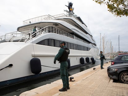 Agentes de la Guardia Civil custodian el yate 'Tango', supuestamente propiedad del oligarca ruso Víktor Vekselberg, embargado por un juez de Palma a petición de EE UU, el 4 de abril.