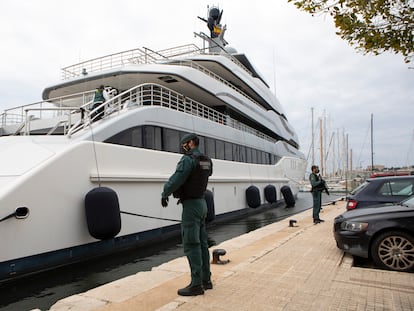 Agentes de la Guardia Civil custodian el yate 'Tango', presuntamente perteneciente a un oligarca ruso, en Palma de Mallorca el pasado 4 de abril, a petición de un juez de EE UU.