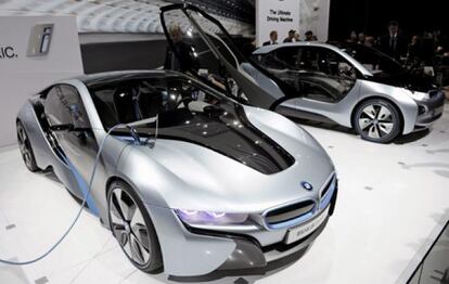 El coche eléctrico BMW i8 expuesto en el Salón del Automóvil de Nueva York 2012 organizado en la ciudad estadounidense hoy, miércoles 4 de abril de 2012