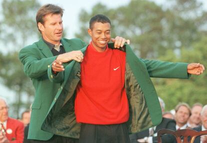 Tiger Woods se convierte en el ganador ms joven de la historia del Masters de Augusta, con solo 21 a?os. En la imagen, recibe la chaqueta verde de manos del vencedor del a?o anterior, Nick Faldo.