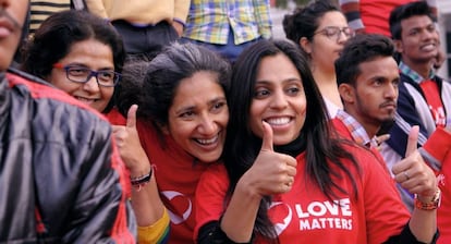 Vithika Yadav (derecha), en un fotograma del filme'.