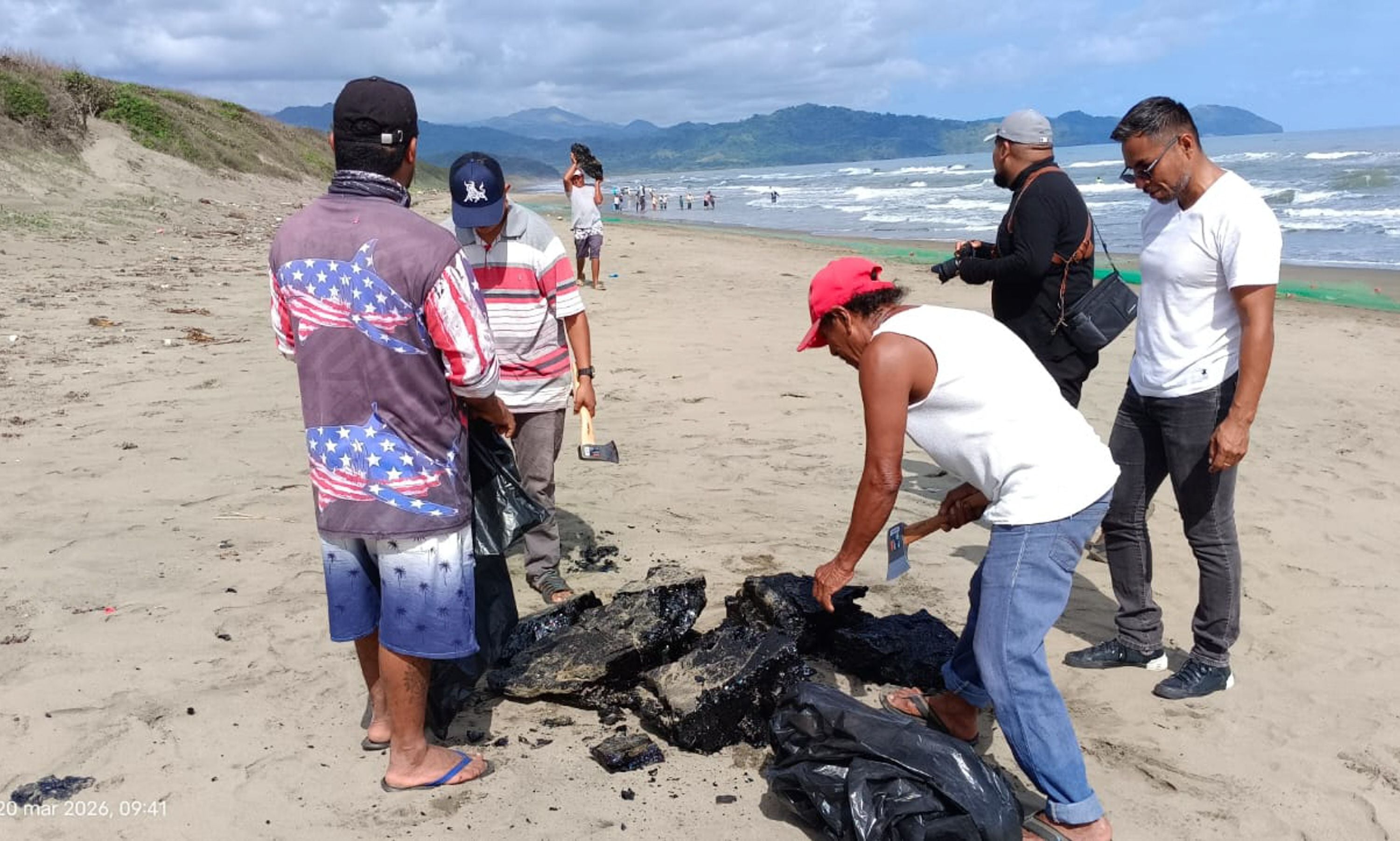 Pescadores afectados por el derrame de petróleo en el golfo bloquean una carretera al norte de Veracruz