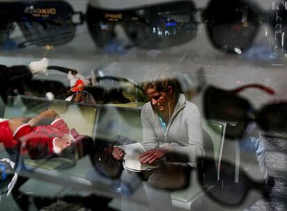 Una mujer frente a una tienda de gafas en el aeropuerto de Londres-Heathrow.