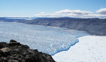 El discurrir del glaciar Kangiata Nunata Sermia (en la imagen) muestra las marcas que dej&oacute; en las colinas cuando alcanz&oacute; su mayor altura.