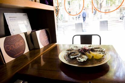 Un plato de ostras en el restaurante Le Gouthier, en Barcelona.