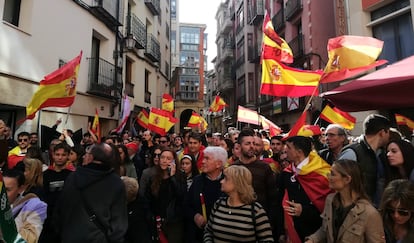 Protesta ante la sede socialista de Logroño (La Rioja) con insultos al PSOE, Sánchez y Puigdemont, este domingo.
