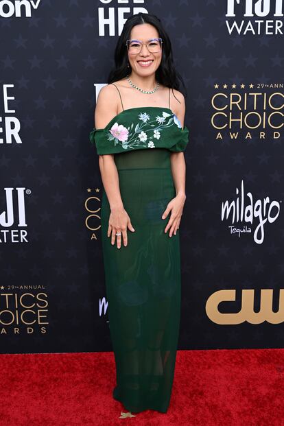 Ali Wong también eligió un color, en su caso el verde. Su vestido es de la colección p-v 2024 de Givenchy.