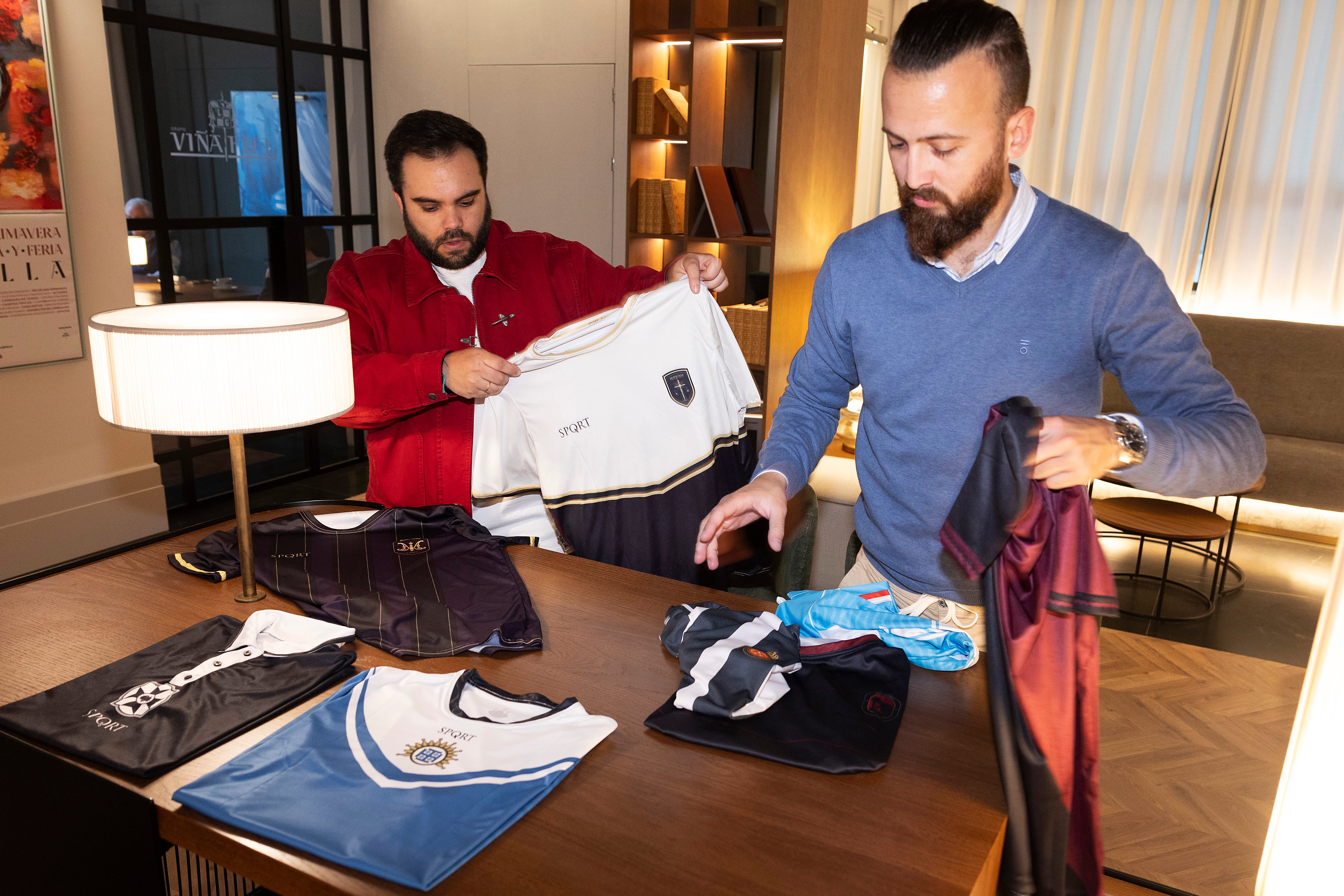 Lo cofrade aterriza en la cultura pop: Playmóbil, juegos de mesa y hasta camisetas de fútbol de hermandades