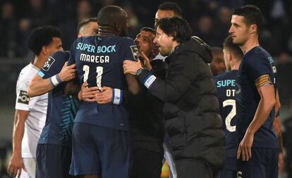 Jogadores e o técnico do Porto tentam impedir Marega de deixar o campo durante o jogo contra o Vitória de Guimarães.