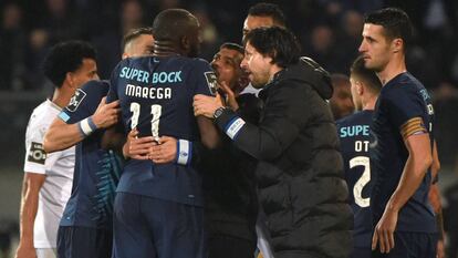 Jogadores e o técnico do Porto tentam impedir Marega de deixar o campo durante o jogo contra o Vitória de Guimarães.