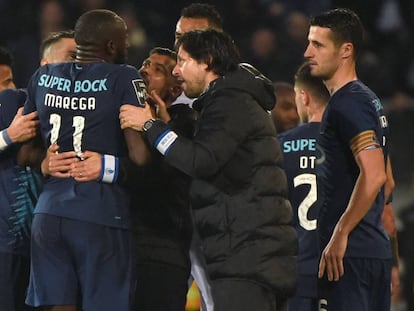 Jogadores e o técnico do Porto tentam impedir Marega de deixar o campo durante o jogo contra o Vitória de Guimarães.