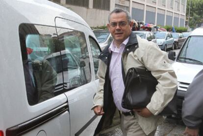 El franciscano Manuel Ortiz, a su entrada en la Audiencia Provincial de Córdoba el 12 de mayo.