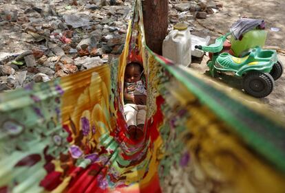 Un niño duerme en una hamaca en una calle de la ciudad india de Ahmedabad.