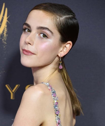 Kiernan Shipka acudió a los Emmy con un esta coleta con raya al lado engominada. Un peinado muy sencillo que funciona a la perfección en ella.