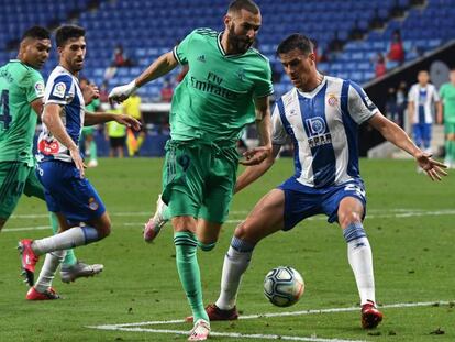 Karim Benzema y otros jugadores del Real Madrid y el Espanyol, en un partido de LaLiga disputado el 28 de junio en Barcelona.