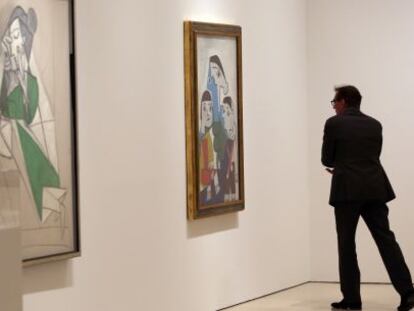 Un visitante observa una de las obras de &#039;Picasso. &Aacute;lbum de familia&#039;.