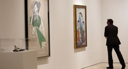 Un visitante observa una de las obras de 'Picasso. Álbum de familia'.
