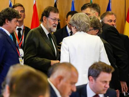 El presidente del gobierno, Mariano Rajoy, conversa con la primera ministra británica, Theresa May, durante la segunda jornada del Consejo Europeo en Bruselas. EFE/Julien Warnand