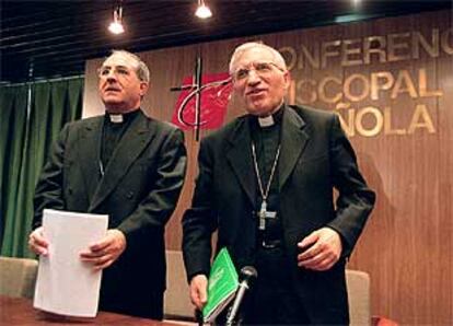 El cardenal Antonio María Rouco (a la derecha, junto al portavoz, Juan José Asenjo) fue reelegido ayer presidente de la Conferencia Episcopal con dos tercios de los sufragios emitidos por los 81 prelados con derecho a voto.