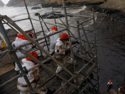 Trabajadores durante la limpieza del derrame de petróleo en la Playa Cavero, en Perú. 