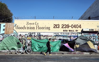 Una persona pasa frente a un campamento de personas sin hogar, el 28 de junio en Los Ángeles.