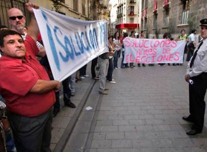 Protesta de centenares de padres y madres de Elda y Elche ante el Palau de la Generalitat, el 9 d&#39;Octubre pasado.