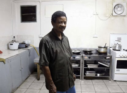 Jayson Dine, padre de un marinero africano secuestrado, en su restaurante de Seychelles.