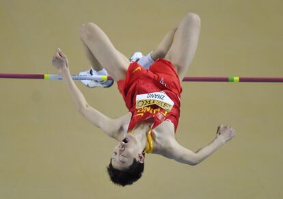 Zhang de China supera la barra en su salto de altura masculino.