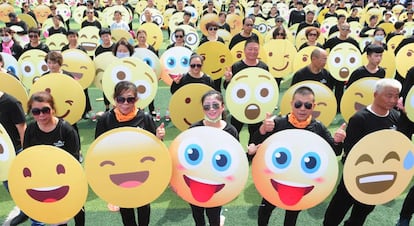 Participantes del récord del mundo de más gente vestida con 'emojis' en Fuyang (China), en mayo de 2018.