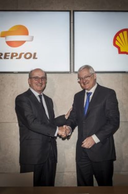 Antonio Brufau, Presidente Ejecutivo de Repsol, junto a Peter Voser, Consejero Delegado de Shell, en la sede de Repsol, tras la firma del acuerdo de venta de activos de GNL.