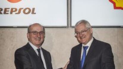 Antonio Brufau, Presidente Ejecutivo de Repsol, junto a Peter Voser, Consejero Delegado de Shell, en la sede de Repsol, tras la firma del acuerdo de venta de activos de GNL.