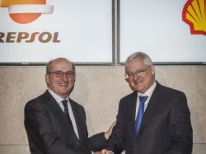 Antonio Brufau, Presidente Ejecutivo de Repsol, junto a Peter Voser, Consejero Delegado de Shell, en la sede de Repsol, tras la firma del acuerdo de venta de activos de GNL.