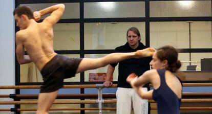 El coreógrafo polaco Jacek Przybylowicz supervisa los movimientos de dos bailarines esta mañana en Arteleku.