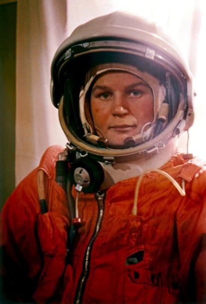 Valentina Tereshkova fue la primera mujer en llegar al espacio exterior. Lo hizo el 19 de junio de 1963, a bordo de la nave soviética Vostok 6. La misión duró tres días, en los que Tereshkova dio 48 vueltas alrededor de la Tierra. Los trajes de los astronautas tuvieron que modificarse para adaptarse a las necesidades de la mujer. 