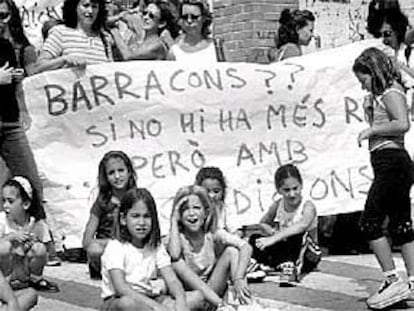 Alumnos de infantil y primaria se manifiestan, ayer, en la Consejería de Educación.