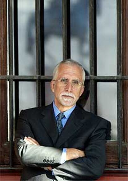 Luis Mateo Díez, en la plaza Mayor de Madrid.