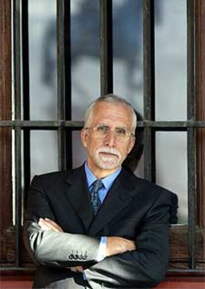 Luis Mateo Dez, en la plaza Mayor de Madrid.