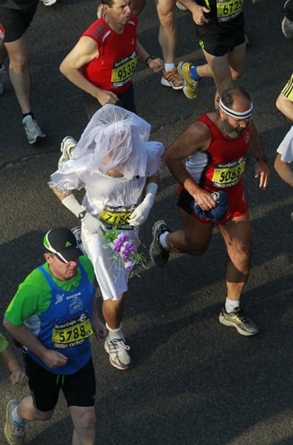 Un atleta vestido con traje de novia.
