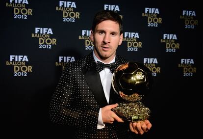 Lionel Messi sostiene por cuarto año consecutivo el premio FIFA Balón de Oro en la gala 2012 celebrada en Zúrich, en enero del año 2013.